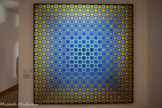 <center>Victor Vasarely</center>Pécs (Hongire), 1906 - Paris, 1997.
Alom (Rêve).
1966.
Collage sur contreplaqué. Vasarely est considéré comme le créateur de l’art optique ou Op art jouant sur l’illusion d’optique provoquée par l’agencement des formes et les contrastes de couleurs. Notre œil parcourt le tableau en s’accrochant sur les effets de relief, de creux, de mobilité des éléments. Le jeu entre le carré et le cercle est conçu pour « hypnotiser » le spectateur, qui crée mouvement, profondeur et lumière. Lorsque l’on fixe l’œuvre plusieurs minutes, les éléments semblent bouger, venir vers soi, reculer et créer des effets de lumière. Dans l’art optique, le mouvement est juste virtuel, jamais réel.