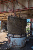 Distillerie. Extraction du chaume qui servira à alimenter la chaudière.