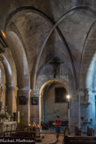 Sault. Église Notre-Dame-de-la-Tour.<br> En 1450 une chapelle dédiée à St Martin fut accolée au mur nord de la nef, par Raymond d'Agoult, Seigneur de Sault.
Vers 1610, on construisit la chapelle des Pénitents, à laquelle fut réunie la chapelle St Martin. L’église actuelle est constituée en 1859 par la réunion à la nef primitive de toutes les chapelles adjacentes. Trois grands arceaux ouverts ont remplacé le mur nord de la grande nef. La Chapelle des Pénitents est devenue une nef gothique latérale.