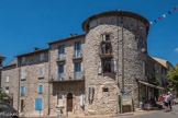 Sault. <br> Tour rabaissée de l'ancien château. Sault, rattaché au royaume de France en 1482 fait d’abord partie des Basses Alpes puis est rattaché au département de Vaucluse en 1794. Jusqu’en 1793, cinq canons protègent cette place et celle contiguë sur laquelle s’y déroule le marché depuis 1515. Les tours du château sont abaissées au niveau des maisons voisines « pour satisfaire l’égalité ».