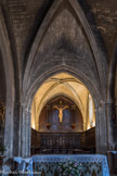 Sault. Église Notre-Dame-de-la-Tour.<br> Au milieu du XIV° siècle, l'Eglise prit la forme de croix latine, par l'adjonction de deux chapelles latérales, formant transept avec l'ancien sanctuaire. Celui-ci fut voûté en croisée d'ogive dans le style des nouvelles constructions. L'autel principal fut reporté dans un nouveau sanctuaire (aujourd'hui occupé par les stalles apportées de l'église de la Loge en 1844).