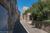 Sault. <br> Rue le long de l'ancien rempart.