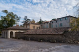 Le Sanctuaire de Notre-Dame de Vie de Venasque. <br> Le Sanctuaire de Notre-Dame de Vie remonte aux origines du Christianisme dans la région.
Dès la fin du IVe siècle, une communauté chrétienne existe déjà à Venasque, comme en témoignent les sépultures récemment mises à jour au pied des tours du village. Cette communauté fut rapidement assez importante pour avoir un évêque, résidant soit à Carpentras, soit à Venasque.
Parmi ces premiers évêques, se trouve Saint Siffrein, un moine de Lérins, que les habitants de la région arrachèrent à son monastère pour en faire leur pasteur. La tradition rapporte qu’en ce VIe siècle, le moine-évêque ami de Saint Césaire d'Arles fit construire trois églises : l’une dédiée à la Mère de Dieu, l’autre à la Trinité, la troisième à saint Jean-Baptiste (cette dernière serait le baptistère de Venasque). La même tradition situe l’église dédiée à la Mère de Dieu à l’emplacement d’un temple païen, au bord de la Nesque, là même où s'élève le Sanctuaire de Notre-Dame de Vie.