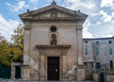 Le Sanctuaire de Notre-Dame de Vie de Venasque. <br> La petite église de « Santa Maria de Vico » - ainsi était-elle nommée au Moyen Age - va connaître les vicissitudes du temps, mais elle demeure un lieu de prière au cœur du Comtat Venaissin.
En 1613, l'on fait appel aux religieux Minimes, disciples de saint François de Paule, pour qu’ils accueillent les pèlerins dans le Sanctuaire qui vient d'être reconstruit. Leur devise 'charitas' inscrite à la clé de voûte et au-dessus de la porte d'entrée témoigne de leur présence.
« Santa Maria de Vico » devient « Nostra Domina de Vita » à qui l’on confie la vie des petits enfants. Nombreux sont alors les pèlerinages organisés par les paroisses de la région.
Saint Benoît Labre, le vagabond-pèlerin fait lui aussi une longue halte de prière à Notre-Dame de Vie.
Survient la Révolution qui impose à Venasque un lourd tribut : plus de vingt personnes de la petite cité sont exécutées, les religieux Minimes chassés et leur couvent vendu aux enchères en 1792.