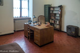 Le Sanctuaire de Notre-Dame de Vie de Venasque. <br> La chambre du Bienheureux Père Marie-Eugène. Sur le bureau, entre autre : le crucifix de sa profession ; la statue de Saint Élie, Père et patriarche du Carmel, modelée par un membre de N D de Vie, représente Élie, accablé sous la genévrier, avec la cruche d'eau et le pain à ses pieds (un petit couteau, le 'glaive d'Élie’, a été mis entre ses bras par le Père lui-même) ; la petite statue de Ste Thérèse de l'Enfant-Jésus lui a été offerte par un Carmel. Les livres de la bibliothèque ont tous appartenu au Père.