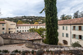 Le Sanctuaire de Notre-Dame de Vie de Venasque. <br> Bâtiment de l'Institut. La spiritualité de l'institut est carmélitaine. Ses membres travaillent dans de multiples secteurs de la vie économique et sociale; certains d'entre eux s'impliquent dans l'animation de Centres Spirituels, ou encore exercent la tutelle de quelques établissements scolaires. Les membres vivent de leur activité professionnelle dans le monde (cadres, fonctionnaires, professeurs, techniciens, infirmiers, etc.) et ont une vie sociale comme tout laïc, vivant seuls ou parfois par deux ou trois membres dans un esprit familial. Ils n'ont aucun signe distinctif. La formation, qui nécessite une interruption de la vie professionnelle de deux ans, se fait à l'intérieur de l'institut. Les membres (prêtres et laïcs) font deux heures d'oraison quotidienne et prennent annuellement un temps de ressourcement d'au moins trois semaines consécutives.