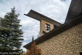 Le Sanctuaire de Notre-Dame de Vie de Venasque. <br> Chapelle Sainte Emérentienne. Manuel Aymerich, architecte madrilène, en a conçu les plans à la demande de Marie Pila, co-fondatrice de l’Institut Notre Dame de Vie. L’entreprise Moro de Montélimar en a assuré la réalisation. La cloche, œuvre de François Granier, fondeur à Hérépian (Hérault) a été ‘baptisée’ Marie-Emérentienne le 27 novembre 1988 en la fête de St Siffrein, par Mgr Kia archevêque de Taipei (Taiwan). Elle rythme la vie chrétienne par ses appels à la prière : l’Angélus le matin, à midi et le soir, l’Eucharistie dans la journée. Son timbre - la note Si - est en accord avec celui des cloches de Venasque (Ré, Sol, Si, Do) et de Notre-Dame de Vie.