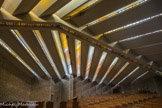 Le Sanctuaire de Notre-Dame de Vie de Venasque. <br> Chapelle Sainte Emérentienne. L’originalité se trouve essentiellement dans la technique qui a permis de construire un édifice sans piliers, dont la couverture, faite de coques de béton, repose tout entière sur un portique central. Les 33 coques qui forment le toit sont accrochées au portique central. Habituellement utilisées comme poutres dans des constructions de grande ampleur, elles ont été placées ici côte à côte et décalées de façon à laisser passer la lumière zénithale.