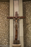 Le Sanctuaire de Notre-Dame de Vie de Venasque. <br> Chapelle Sainte Emérentienne. Le tabernacle en bronze, lieu de la présence de Dieu, est une œuvre de la fonderie d’art allemande « Bronzes Strassacker ». Le Christ (sans doute du 16ème siècle) provient d’Agen, tandis que la vieille poutre de chêne-vert qui forme la croix est le don d’un habitant de Venasque.