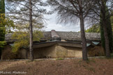 Le Sanctuaire de Notre-Dame de Vie de Venasque. <br> Chapelle Sainte Emérentienne. L’originalité se trouve essentiellement dans la technique qui a permis de construire un édifice sans piliers, dont la couverture, faite de coques de béton, repose tout entière sur un portique central. Les 33 coques qui forment le toit sont accrochées au portique central. Habituellement utilisées comme poutres dans des constructions de grande ampleur, elles ont été placées ici côte à côte et décalées de façon à laisser passer la lumière zénithale.