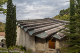 Le Sanctuaire de Notre-Dame de Vie de Venasque. <br> Chapelle Sainte Emérentienne. Les 33 coques qui forment le toit sont accrochées au portique central. Habituellement utilisées comme poutres dans des constructions de grande ampleur, elles ont été placées ici côte à côte et décalées de façon à laisser passer la lumière zénithale.