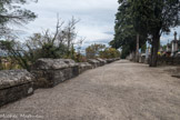 Mazan <br>Ces sarcophages sont parmi les vestiges les plus importants que possède le Comtat Venaissin. Ils peuvent être datés des V et VIe s. et semblent être les restes d’une nécropole chrétienne. Il subsiste aujourd’hui 64 sarcophages complets sur les 144 qui avaient été recensés en .1842.
La tradition veut qu’ils aient été découverts à environ 2 km de là, le long d’une voie romaine, le chemin Mercadier (c’est-à-dire des marchands), qui reliait Carpentras à Mormoiron. Aucun élément ne permet toutefois de confirmer cette hypothèse. Il est aussi possible que ces sarcophages aient été placés là dès l’origine. Ce site est probablement un lieu sacré très ancien, une urne cinéraire gallo-romaine y ayant été retrouvée. La disposition actuelle date de 1858, le mur de clôture du cimetière étant alors construit et couronné avec les sarcophages.