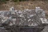 Mazan <br>Taillés dans un calcaire local, ils sont massifs et se composent d’une cuve rectangulaire d’une seule pièce et d’un couvercle à double, pente parfois agrémenté d’acrotères en saillie. Le décor, souvent absent, est très simple : croix, hache, soc de charrue, couronne.
Cet ensemble de sarcophages est rare en Provence si l’on excepte les Alyscamps d’Arles ou la nécropole découverte à Ménerbes.