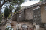 Mazan. Notre-Dame de Pareloup <br> Sous le poids de la voûte, les murs de la nef s’écartent au XVe s. De puissants contreforts sont alors édifiés. L’un d’eux porte une inscription rappelant ces travaux. Le dessus des contreforts sont recouverts de couvercles de sarcophages.