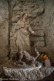 Mazan. Notre-Dame de Pareloup <br> Une Vierge invoquée contre l'attaque des loups.
Dans la chapelle, une statue en plâtre peint représente la Vierge domptant d’un geste un loup couché à ses pieds. La Vierge devait protéger les sépultures contre les loups, d’où son nom de « Pareloup. Cette chapelle fut appelée Notre-Dame du Puy jusqu’à la fin du XVe s., ce terme- faisant référence à la petite colline sur laquelle elle se dresse (puy venant du latin podium : colline, butte).