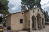 Mazan. Notre-Dame de Pareloup <br> Au XVIIe s., une sacristie et un premier clocher sont ajoutés. Le porche et le clocher actuel sont construits à la fin du XIXe s. Un escalier est alors aménagé pour descendre dans la chapelle.