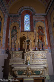 Eglise paroissiale St. Nazaire et St. Celse
Mazan <br> Chapelle de la Sainte Trinité & de Ste Philomène :
Autel du XVIII°s. provenant de la chapelle des Pénitents blancs. Peintures de Ch. Barbantan (1896) restaurée en 2011. De part et d’autre du vitrail de saint Fiacre, deux anges forment un pendant. Sur leurs phylactères, on lit : « Pax : te cum » et « Philomena » (« la paix soit avec toi, Philomène »). Ce sont les mots inscrits sur la dalle funéraire de sainte Philomène lors de son « invention » à Rome. Les anges sont ailés et vêtus de rose, ils portent un manteau vert.