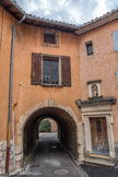 Flassan<br> Le bourg s’est développé le long de rues parallèles nord-sud, reliées entre elles par des ruelles étroites dont l’une emprunte un soustet pour passer sous une habitation construite en 1710. Flassan est le seul village du Luberon qui ne fut jamais fortifié.