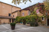 Flassan<br> Le quartier de l’église a connu de profondes transformations. Ainsi, au sud, tout contre la nef et le chœur de l’église, se dresse au XVIe siècle le château Saint-Pierre des Villettes, propriété des seigneurs Agoult de Sault puis des de Raxi. Sur ses ruines, l’église édifie la résidence du prieur au XVIIIe siècle, qui deviendra le presbytère. Après 1905 et la loi de séparation des Églises et de l’État, la commune y installe l’école des filles, qui elle-même laissera la place à un bureau de poste. En 2006 enfin, la municipalité transforme ces locaux en logement.