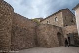 Modène. <br> Le château seigneurial. Les seigneurs, surtout au XVIIIe s., semblent toutefois délaisser quelque peu leur château de Modène, lui préférant notamment leur hôtel situé rue Dorée à Carpentras. En 1796, le château est vendu comme bien national et racheté par deux familles du village du nom de Bordel et Escoffier.
Sectionné en plusieurs habitations, il subit des dégradations. Dans la première moitié du XXe s., un certain nombre d’éléments, tels-les meneaux, sont vendus. Depuis quelques années, le bâtiment a connu une importante rénovation.