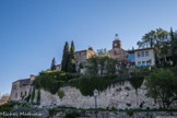 Le Beaucet.<br> Le nom de Beaucet vient de Baus, en provençal « falaise ». Le Beaucet est cité en 1160 sous les noms de Balcium et Beaucetum. Désigné comme « castrum de Balcio » en 1159, le village du Beaucet est entouré de remparts dès le XIIe siècle. Ils sont remaniés au XIVe siècle, sur ordre du Pape, comme dans tous les autres villages du Comtat Venaissin, pour protéger la population des pillages de la guerre de Cent ans. Un impôt sur les récoltes est d’ailleurs établi en 1360 pour en financer l’entretien.