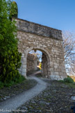 Le Beaucet.<br> La porte Nord. Il existe deux portes d'accès au village. Celle-ci ouvre sur la route de Saint-Didier et Venasque.