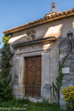 Le Beaucet.<br> La porte est la seule partie extérieure de l'édifice décorée. Elle est encadrée de pilastres et surmontée d'une frise, d'une corniche et d'une statue de la Vierge à l'Enfant.