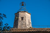 Le Beaucet.<br> le clocher-tour octogonal du XIXe siècle surmonté d'un campanile.