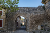 Le Beaucet.<br> La porte sud, qui ouvre sur la place Castel Lou. Le village est traversé du nord au sud par une rue qui s’ouvre sur les deux portes d’accès. Du côté situé sur cette place, elle s’appelle rue « coste chaude », ce qui signifie littéralement le côté chaud du village et donc ensoleillé. Cette porte a été restaurée en 1650 comme l’indique l'inscription toujours visible. Du côté nord, elle se nomme rue « coste froide » car elle fait front au mistral.