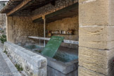 Le Beaucet.<br> Le lavoir traditionnel. 
Il comporte deux bassins (un pour laver et un pour rincer) ainsi que la poutre pour tordre les grandes pièces de linge. Il est couvert pour abriter les femmes du soleil, de la pluie ou du vent.
Ce lavoir se situe en contrebas, afin d'amener l'eau depuis la fontaine. Il a été reconstruit en 1896 en moellons ordinaires de la carrière de pierre du Beaucet ; les dalles et pierres de taille, quant à elles, viennent de Venasque.