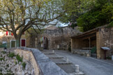 Le Beaucet.<br> Place Castel Lou. L’eau qui alimente la fontaine et le lavoir de cette place vient d’une source qui se situe dans la combe Barnouin, au-dessus du village. Cette source puise dans une nappe commune aux villages du Beaucet et de Venasque si bien qu’il existait, en période estivale, une rotation des jours d’utilisation de l’eau (pair et impair) entre les deux communes.