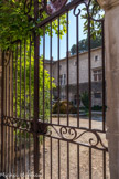 Saint Didier.<br> Le Château. Si les premiers temps ne démontrent pas la présence d’un château, le XVIe siècle semble celui de la construction véritable comme en atteste l‘inscription sur, la porte du parc (1544) ; même si vraisemblablement, l’entreprise fut entamée par les Venasque avant le mariage de Siffreine. L’escalier à vis ainsi que les fenêtres sont de la fin du XVe – début XVIe siècle.