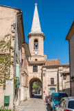 Saint Didier.<br> Située face au château, l'église de Saint-Didier était jadis une dépendance ; leurs portes respectives s'ouvraient l'une vers l'autre. Au cœur du vieux village, l'église était alors une salle toute simple de 6 mètres de large sur 13 mètres de long. Orientée plein nord, elle était recouverte d'une simple voûte en pierre. Au cours des siècles, elle s'agrandit progressivement. En 1669, le curé d'alors, le père Martin, construit la chapelle du Rosaire pour honorer la Vierge Marie.
En 1732, la porte d'entrée est agrandie. On édifie aussi des contreforts pour consolider la voûte qui menace ruine. L'orientation change : l'église voit sa nef désormais tournée vers l'Est, vers le soleil levant, symbole de la résurrection du Christ. En 1756, le clocher commence à s’élever vers le ciel ; il est érigé à l'aplomb des anciens remparts, au-dessus de la porte principale du village.