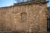 La Roque-sur-Pernes.<br> Rue du Banat. En 1837, les Roquérois étaient au nombre de 332, regroupés à l’intérieur des remparts ou en contrebas du village. Ils étaient en majorité agriculteurs et produisaient essentiellement pour leur consommation personnelle : olivier, blé, vigne, garance et ver à soie.
Toute cette vie traditionnelle fut remise en question par l’arrivée de la modernité : chemin de fer, canal de Carpentras, industrialisation des villes... Entre le XIXe et le XXe siècle, les habitants quittèrent en masse le village ; de 383 Roquérois en 1861, il n’en restait plus que 78 en 1950. Bien loin d’ici, partagé entre la Roumanie, la Hongrie et la Serbie se trouve le Banat, à l’histoire troublée. Région hautement stratégique au XVIIIe siècle, le Banat fut conquis par l’empire d’Autriche contre l’empire ottoman. Dès lors, de nombreux Allemands s’y fixèrent pour mettre en valeur les terres, mais également des familles alsaciennes et lorraines. Au traité de Versailles (1919), le Banat est divisé entre plusieurs pays : la Yougoslavie, la Hongrie et la Roumanie. 
Lors de la seconde guerre mondiale, le sort de leurs descendants fut tragique : ils subirent le drame des minorités. Enrôlés de force dans les unités allemandes, beaucoup périrent sur le front. En 1945, un grand nombre d’hommes et de femmes furent déportés en URSS et les autres, laissés au pays, furent parqués massivement en quelques villages trop petits pour les contenir. Quelques milliers, non sans peine, purent se réfugier à l’Ouest, en France notamment.
Dès 1947, un comité des Français du Banat, présidé par Jean Lamesfeld, alerta les autorités françaises sur le sort de ces familles aux lointains ancêtres français. Ému, le Lorrain Robert Schuman, alors ministre des Affaires étrangères, permit à des centaines de Banatais de rejoindre la France.
Le petit village de La Roque servit de cadre à cet exode pour quelques familles. En 1950, le Maire, Edouard Delebecque, prit contact avec M. Lamesfeld pour organiser l’arrivée de plusieurs familles de Banatais, afin de lutter contre l’exode rural qui frappait alors durement la Roque, comme beaucoup d’autres villages perchés. Entre 1950 et 1960 environ, 30 familles vinrent au village et 15 s’y fixèrent définitivement, réussissant ainsi, avec ceux qui y vivaient déjà, une véritable intégration.