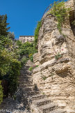 La Roque-sur-Pernes.<br> Montée vers le château.