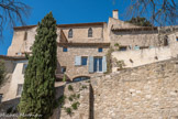 La Roque-sur-Pernes.<br> L'église paroissiale Saint-Pierre et Saint-Paul. Entre le XVème et le XVIème siècle, la partie ouest de l'église se serait affaissée. Par la suite, elle fut médiocrement rebâtie. Durant cette période, La Roque sur Pernes subit de nombreuses instabilités démographiques, politiques et économiques, dues aux guerres de religion. Néanmoins, au XVIIème siècle, le bourg se développe à nouveau et l'église doit s'adapter à cette hausse de population. Les trois chapelles, le chevet et le clocher sont donc construits. Au XIXème siècle, l'entrée nord est ajoutée et le presbytère est reconstruit.