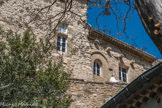 La Roque-sur-Pernes.<br> Le château. Fenêtre romane.