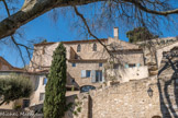 La Roque-sur-Pernes.<br> L'église paroissiale Saint-Pierre et Saint-Paul. En 1067, elle est citée dans des chartes de la puissante abbaye de Saint-Victor de Marseille dont elle dépendait. Elle ne mesurait alors que seize mètres sur quatre. Les vestiges de cette période sont représentés par des arcs en berceau (parties est, sud et nord), principales caractéristiques de l'art roman. A la fin du XIVème siècle, l'édifice roman est adapté pour de nouvelles fonctions. En effet, l'église est érigée en prieuré et donnée à des cardinaux ou des prélats titrés (le cardinal Picolomini, futur pape Pie II). Un nouvel accès est donc construit pour répondre au développement du bourg. Cette entrée (sud) est surmontée d'un arc brisé, typique de l'art gothique.