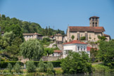 La Sone. <br> Dominant l'Isère, l'église romane St Pierre est au XIIème siècle le siège d'un prieuré et un sanctuaire paroissial. Contre le flanc nord du bâtiment, le clocher est le témoin magnifique de cette époque et l'un des plus remarquables de la région. Il couronnait alors une église à trois nefs de type halle, que d'importants aménagements réalisés aux XVIIème et XIXème siècles rendent aujourd'hui difficilement perceptibles.