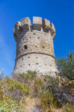 Jour 2 <br> Torra di Capanella. 
Les tours s’inscrivent dans le programme de fortification du littoral de la Corse entrepris par l’Office de Saint-Georges à la fin du Moyen Âge. Édifiées au XVIe siècle, les tours, systématiquement visibles de l’une à l’autre, servaient à la défense du littoral de l’île à une période où les attaques barbaresques étalent très fréquentes et violentes.