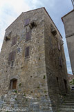 jour 3. <br> Sainte Lucie de Tallano. La tour de défense. A casa turra, datée entre le XVIème siècle, est classée monument historique. Tour de défense carrée de 10 m de côté, dans laquelle les habitants du village pouvaient se réfugier, elle domine le vieux village d'une hauteur de 15 mètres et est pourvue de mâchicoulis et de meurtrières.