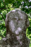 <center>Quatrième jour : Tavera. </center> Statue menhir de Tavera. Les traits de son visage sont très expressifs et ses oreilles saillantes se détachent clairement de la tête. La ligne claviculaire est représentée par un arc de cercle à la base du cou. La statue-menhir ne possède pas d’arme mais elle a donné l’occasion de restituer ce qui est interprété comme un attribut vestimentaire. En effet, sur toute la partie céphalique, des gravures aujourd’hui disparues dessinaient la forme d’une résille.