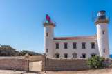 <center>Jour 3 : vers le phare de Senetosa</center> Ce phare est remarquable par sa forme : deux tourelles cylindriques entourant le bâtiment technique et les logements des gardiens. Le corps de bâtiment est en pierre de taille. Chacune des tours qui le flanque à une fonction précise : l’une porte la lanterne donnant le feu blanc à éclats, l'autre a des écrans rouges à son sommet, servant à projeter un secteur rouge vers les directions dangereuses que sont la pointe de Latoniccia et les écueils des Moines.