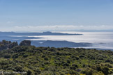 <center>Jour 4 : vers les antennes de la Punta di Valaninco</center> Vue des antennes. Le Capo di Feno, avec derrière, Bonifacio, et au fond, la Sardaigne..