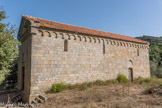 <center>Jour 5 : la vallée du Rizzanese</center> L'église Saint Jean-Baptiste. Les murs sont édifiés avec des pierres de granit rose taillées avec rigueur dans le dispositif des chaînages d’angle. Les façades latérales sont percées de trois fenêtres en forme de meurtrière.