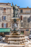 <center>Jour 4. Vico.</center>Monument commémoratif de monseigneur Casanelli d'Istria, ancien évêque d'Ajaccio. Il a été érigé en 1887 sur décision du conseil municipal de Vico en date de novembre 1886. Dubray Vital-Gabriel (sculpteur) ; Thiébault frères (fondeur). Ce monument commémoratif, incluant une fontaine préexistante servant de piédestal à une statue de l'évêque d'Ajaccio, figuré en pied., et de support à deux bas-reliefs, est précédé d'un emmarchement de trois degrés.