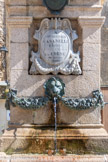 <center>Jour 4. Vico.</center>La fontaine, en granite taillé et mouluré, est ornée sur ses quatre faces d'un mufle de lion, de deux bas-reliefs en bronze. La face principale est enrichie d'un écu, en marbre, portant la dédicace.