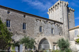 Fontvieille. La Tour des Abbés. <br> Comme d’autres fortifications contemporaines, la Tour combinait une structure rustique à des mâchicoulis. C’est pour sa construction qu’est ouverte la première carrière de pierre du village, alors que le site de Castelet, dévasté, est abandonné. Au XVe, un château est accolé à la tour : il va rapidement devenir la résidence du receveur général, administrant les revenus du monastère et exerçant la justice dans la «salle du conseil», significativement choisie, en 1790, pour la première réunion du conseil municipal.