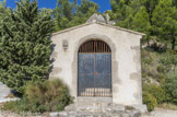 Chapelle des Trémaïé. Les Trémaïé (provençal Tremaïe, /trama:je) sont un bas-relief rupestre daté de l'époque gallo- romaine situé dans la commune des Baux-de-Provence (Bouches-du-Rhône). Il est associé, depuis le XVIIe siècle ou moins au culte rendu aux saintes Mânes qui, selon la tradition, auraient accosté sur une barque an Provence au Ier siècle. Comme le rocher se trouve dans une position instable, menaçant de continuer à rouler une chapelle lui est accolée depuis le XIXe siècle, 1845 précisément, afin de le stabiliser complètement De1830, début du culte catholique lié aux Trémaïé, jusqu'à 1910 environ, les habitants des Baux y effectuaient un pèlerinage tous tes 21 mai. Pour l'occasion, ils portaient une petite statue polychrome représentant la barque sur laquelle les Trois Maries débarquèrent en Provence. Participer à ce pèlerinage était moins onéreux pour les habitants des Apilles que d'effectuer le pèlerinage des Saintes Maries-de-la-Mer, en Camargue
Le monument a reçu, au XVIIe siècle au plus tard, le nom provençal de Trémaïé (« Trois Maries »). Les habitants des Baux voyaient dans ce bas-relief trois femmes, qu'ils associaient aux compagnes du Christ, connues sous le nom de saintes Maries: Marie-Madeleine, Maie Salomé, mère cites apôtres Jean et Jacques et Marie Jacobée. Cette identification est erronée, ne serait-ce que par le fait que les trois personnes sculptées sont en fait un homme (à gauche) et deux femmes.