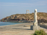 <center>Naxos</center>Porte vestige d'un temple archaïque probablement dédié à Apollon.